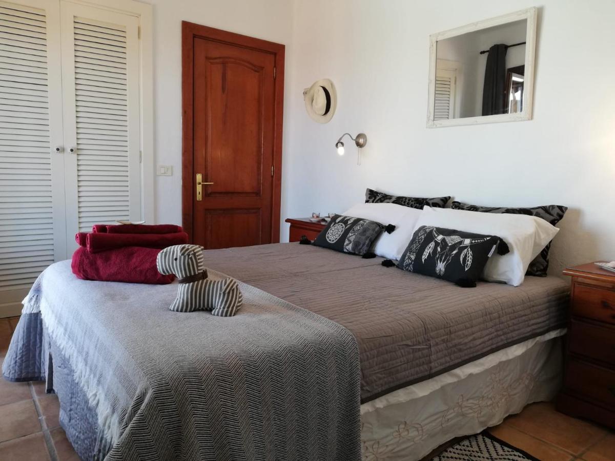 Habitación con cama grande y vistas al jardín