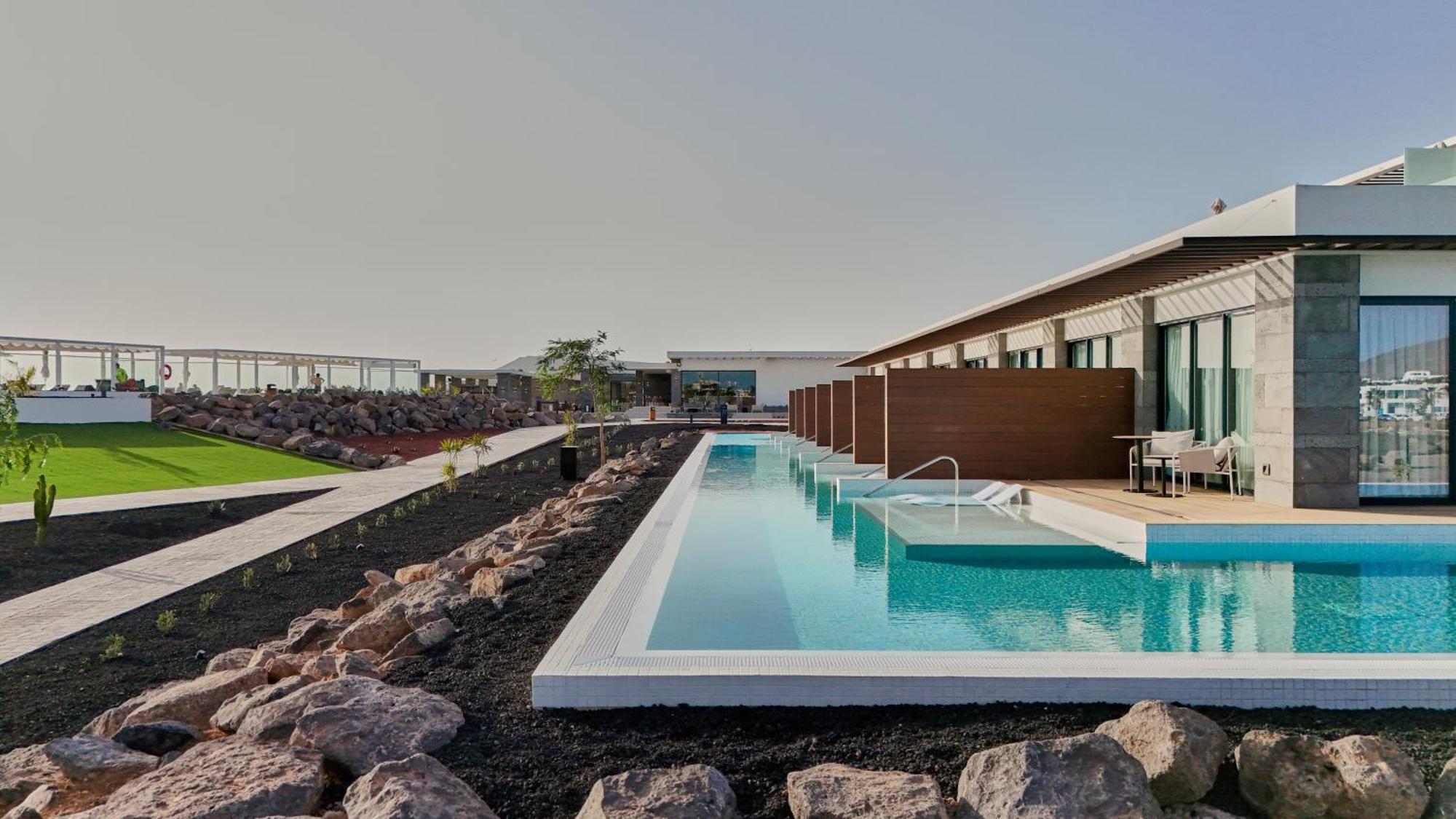 Deluxe Swim Up