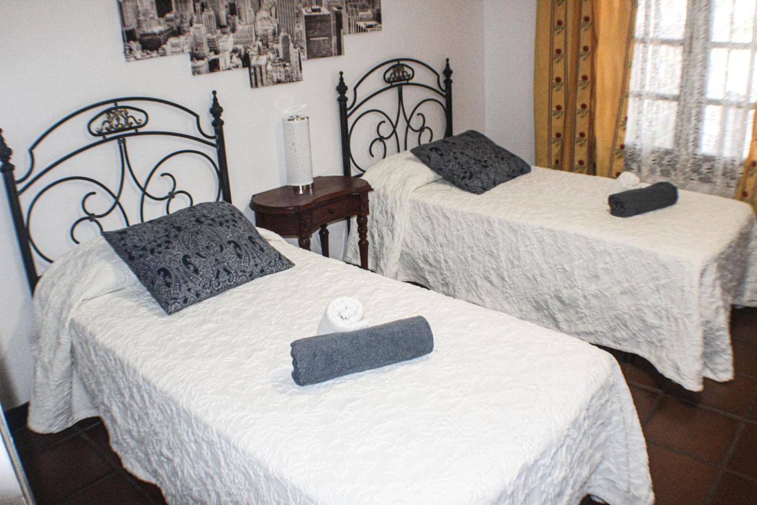 Chambre Lits Jumeaux avec Salle de Bains Commune
