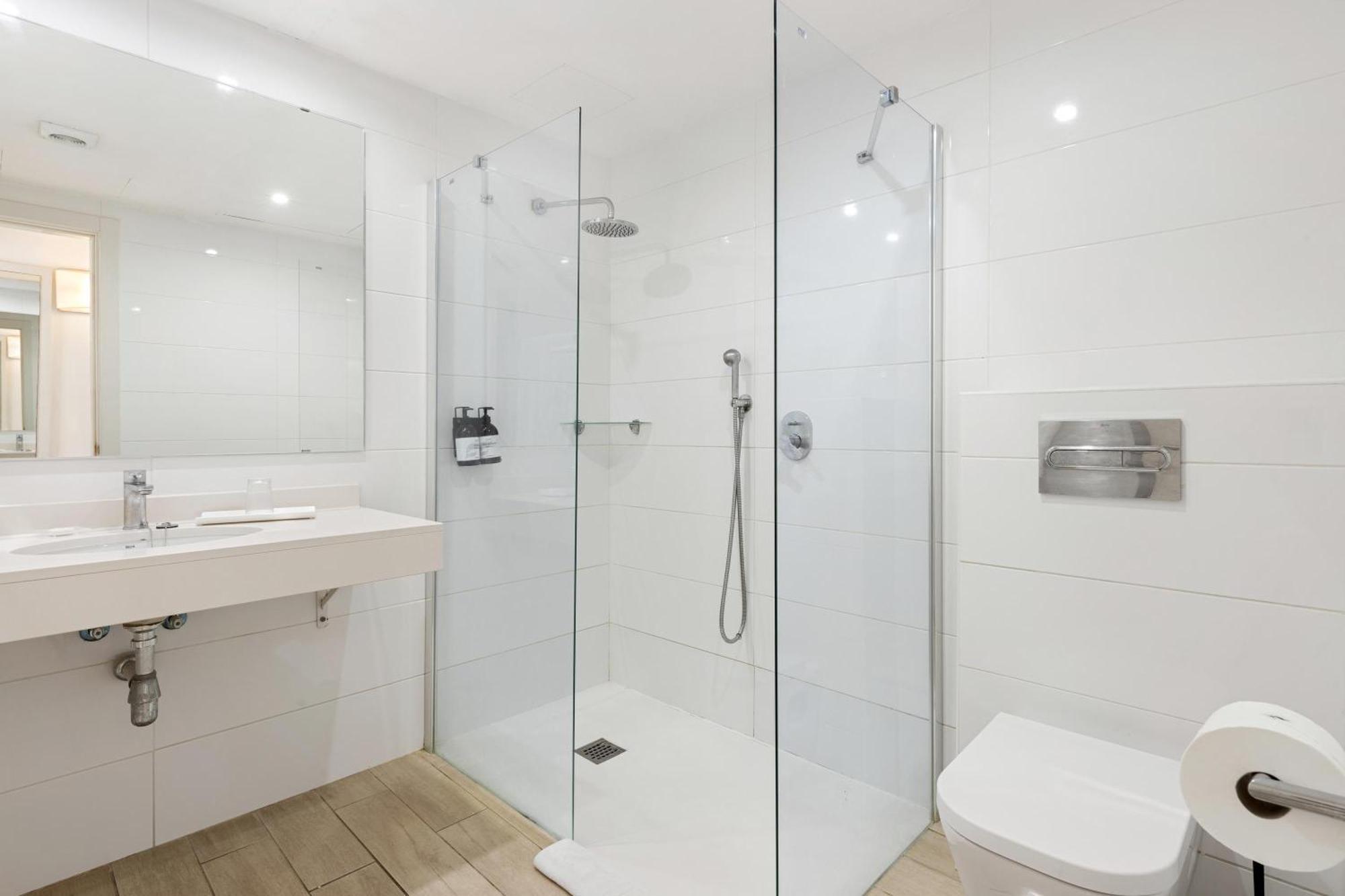 Superior One-Bedroom Apartment (2 Adults)