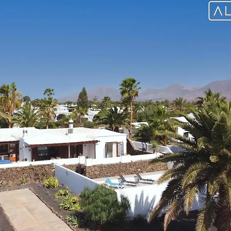 Villa Magica 7 Minutes Walk To Center With Pool And A/C-2