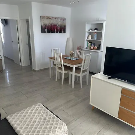 Los Gracioseros Apt 207-2