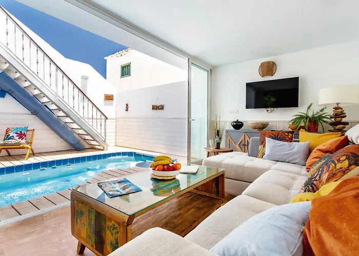 The Beach House - Central Location - Private Plunge Pool - Roof Terrace - 100M To Beach Costa Teguise con Piscina