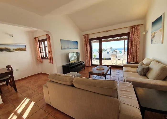 2 Bedroom Villa 'The Bungalow' With Private Heated Pool. Puerto del Carmen  admite animales
